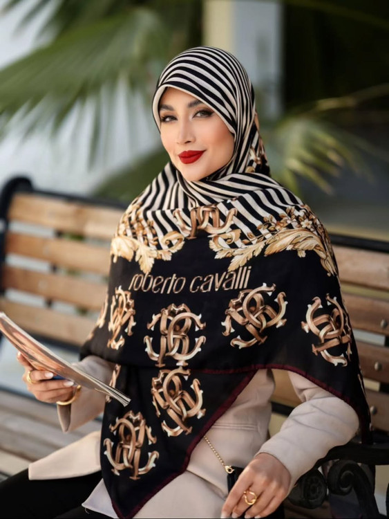 ورساچ وسط زبرا ( عکس سرخور )