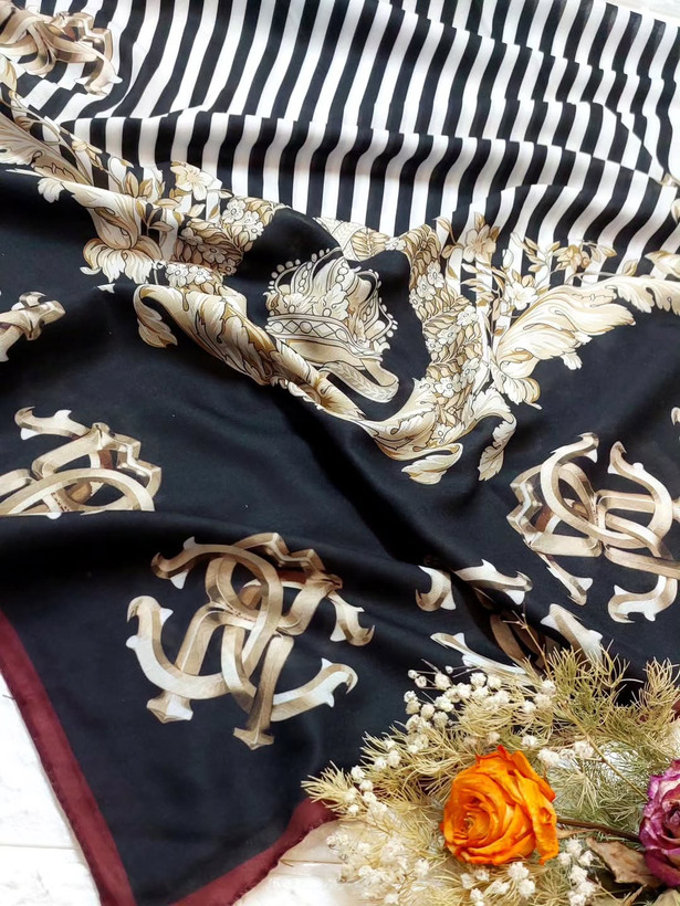 ورساچ وسط زبرا ( عکس از نزدیک)